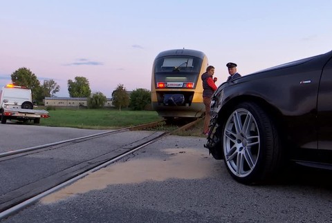 Zrážka vlaku s autom3917