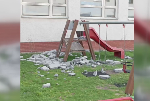 Kusy tvárnic spadli na ihrisko 2