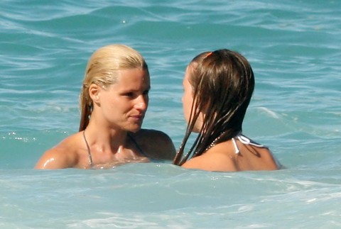 michelle hunziker vo vode s dcerou aurorouIS