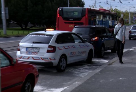 Neznáma tekutina spôsobila vodičom na Bratislavskom nábreží poriadne problémy. Poškodených skončilo až 9 áut