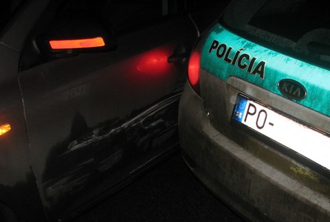 Zrazené autá policajné autobusy nehoda cesta noc
