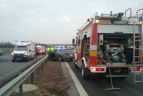 Nehoda dodávky a auta na R1. Cestu museli uzavrieť