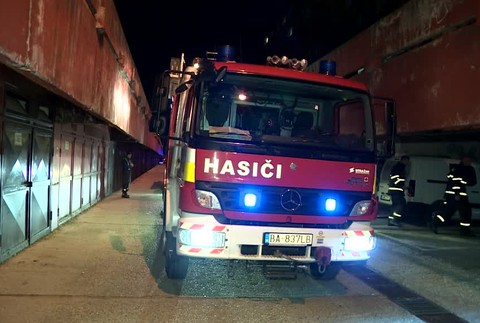 [multi] Obyvateľov paneláku na bratislavskom sídlisku museli evakuovať. V jednom z bytov vypukol rozsiahly požiar 1098