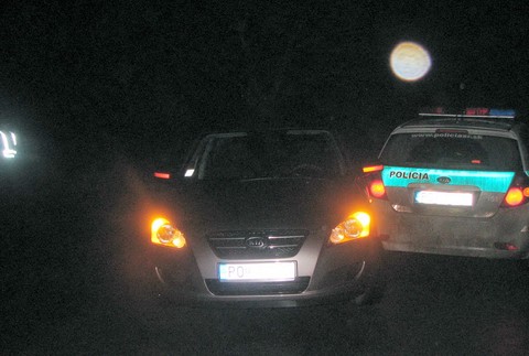 Zrazené autá policajné autobusy nehoda cesta noc