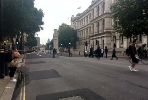 Muž vrazil autom do bariér UK6359