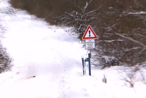 Muž sa snažil vyjsť zasneženým kopcom. Život si zachránil vyskočením z kabíny kamióna