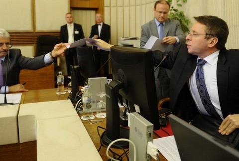 Minister zahraničných vecí Mikuláš Dzurinda a minister financií Ivan Mikloš