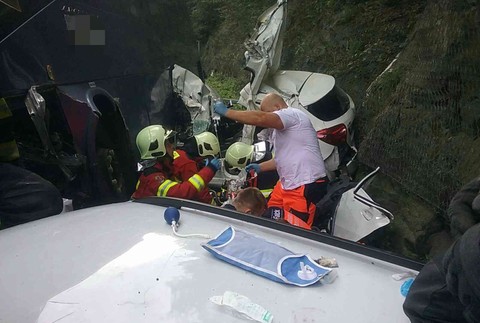 Autobus havaroval pod Strečnom