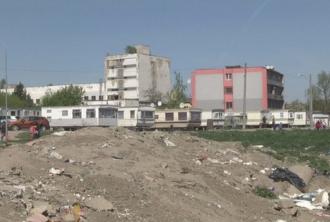 romovia sa nastahovali do mobilnych domcekov (1)