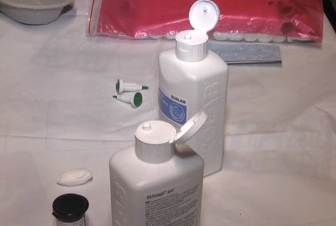 Pod jedným stanom sa stretlo 15 ľudí. Aby tam ostali, museli sa nechať otestovať