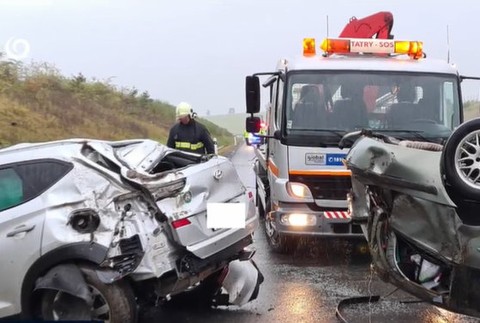 Autá skončili na streche, hlásia zranených.