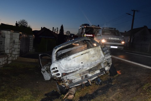 V priekope rodinného domu začalo horieť auto. Muža nezachránili ani vodiči