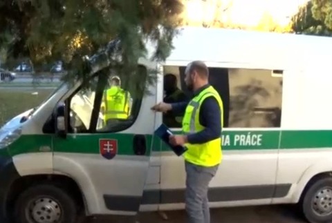 Netradičná kontrola. Inšpektori si posvietili na kaderníctva 