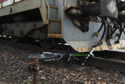 Cyklistu zachytil vlak