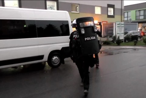 Ozbrojení kukláči so štítmi a množstvo kriminalistov zadržali mladého muža pred supermarketom