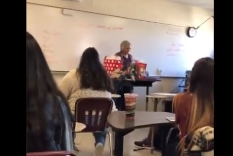 VIDEO: Dojímavý skutok triedy. Pred Vianocami dojali osamelú učiteľku k slzám