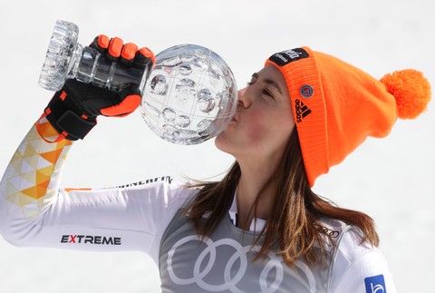 Petra Vlhová s malým glóbusom