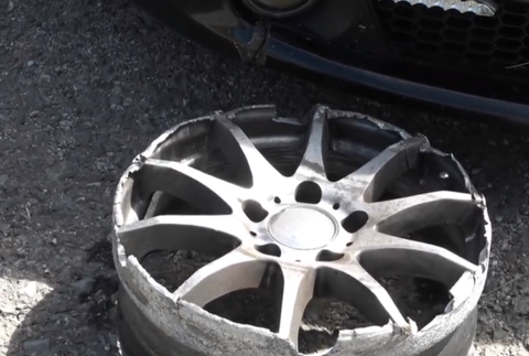 Opitý vodič unikal niekoľko kilometrov, nezastavil ho ani defekt  