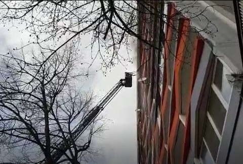 Na bratislavskom sídlisku vypukol požiar. Hustý dym sa valí z okna bytu