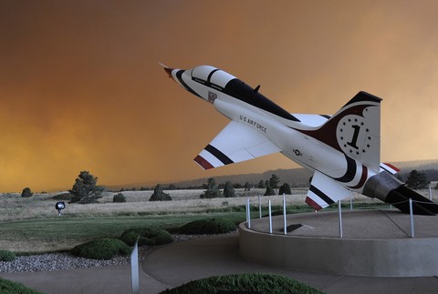 Colorado_veľký požiar_suchá zem_lietadlo_oranžová obloha