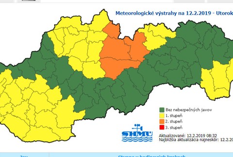 SHMÚ vydal výstrahu pred silným vetrom. Na pozore sa musia mať aj turisti v horách