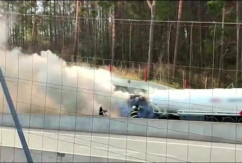 [multi] Poziar na dialnici 396