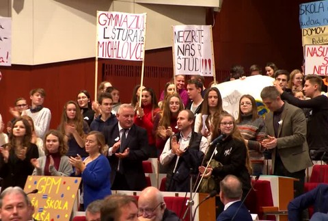 Košickí stredoškoláci vyvolali rozruch. S transparentmi prišli protestovať na zastupiteľstvo