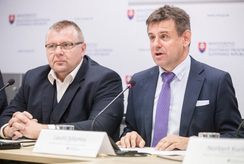 Minister Sólymos a štátny tajomník Gabriel Csicsai