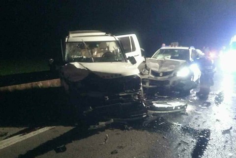 Pri Šamoríne sa zrazili tri autá, pri nehode zomreli dvaja ľudia.JPG