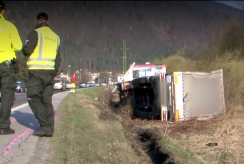 S kamiónom zišiel z cesty a prevrátil sa nabok. Vodič nafúkal takmer 3 promile
