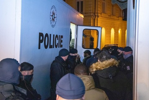 Nočný zásah policajtov v Česku. Prichytili 119 ľudí na ilegálnej párty