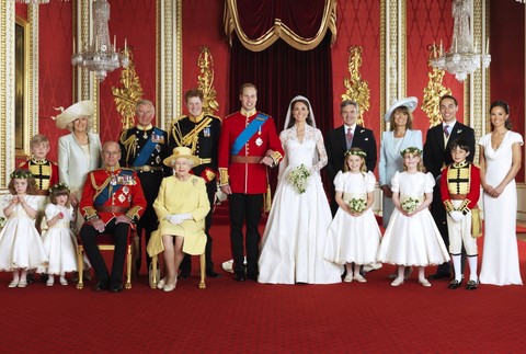 Oficiálna fotka kráľovskej rodiny s mladomanželmi Kate a William