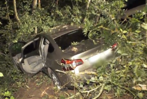 Vážna dopravná nehoda na Horehroní: Vodič vošiel do protismeru, auto zastavili až stromy 