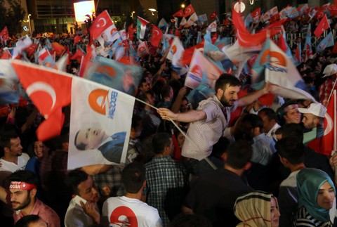 Turci oslavujú na námestí