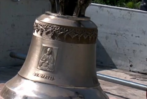 Živých zvoláva, mŕtvych odprevádza a blesky láme. Dedinou Mútne sa už ozýva hlas zvonu