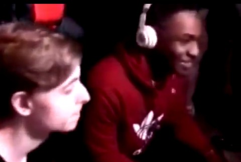 biele svetielko na chlapcovej mikine je údajne laser zbrane