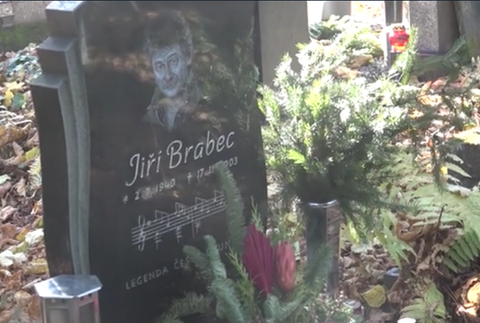 Syn a vdova po Brabcovi pri jeho hrobe