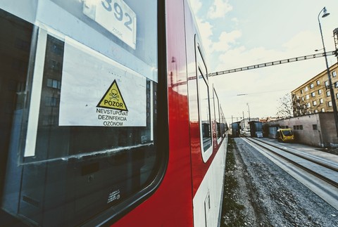 ZSSK dezinfikuje interiér vozidiel ozónom_upozornenie na vstupných dverách