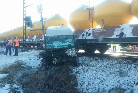 Vážna nehoda pri železničnom priecestí: Vodič dodávky môže hovoriť o zázraku