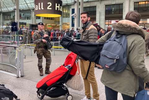 francúzsko paaríž útok nožom stanica (3)