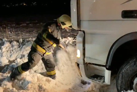 Vodiči uviazli v závejoch.