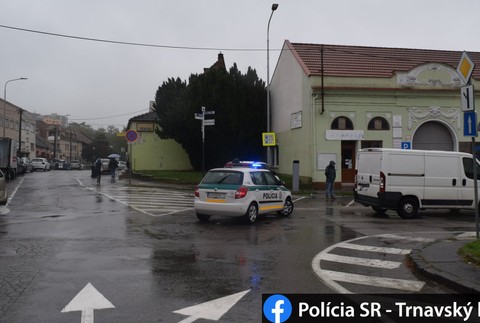 Vodič dodávky zrazil pri cúvaní dôchodkyňu.