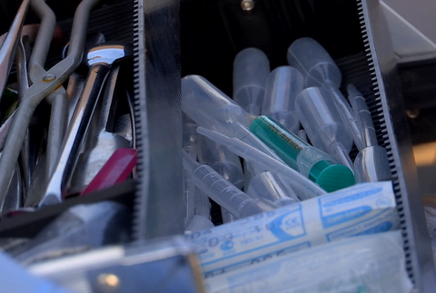 Hasiči pri požiari narazili na podozrivé sudy s neznámymi chemikáliami. Na pomoc prišla aj NAKA