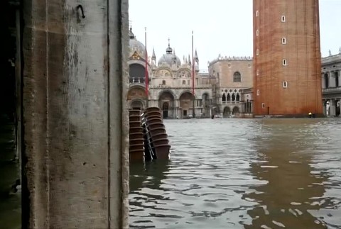 Búrka v Taliansku si vyžiadala 8 mŕtvych, zaplavilo aj Benátky3463