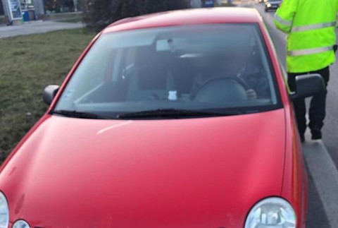 Za volantom si upíjal plechovkové pivo 