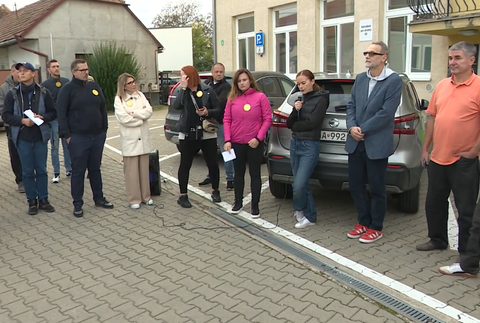 Rodičia pred základnou školou 2