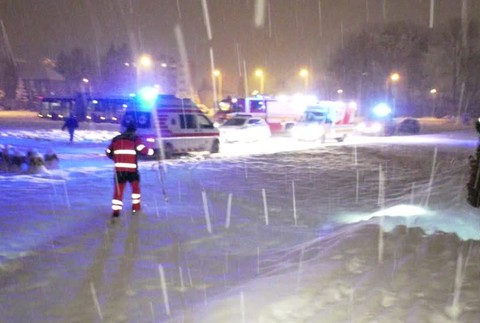 Nočný pád do rieky. Záchranári pomáhali mužovi z ľadovej vody