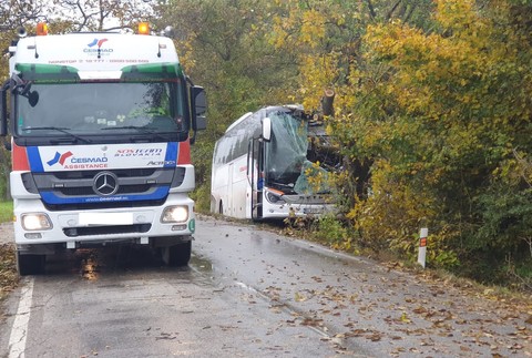 Tragická dopravná nehoda autobusu v obci Prievaly