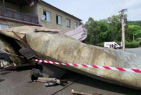 [multi] Spadnutá strecha búrka 392