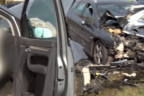 [multi] V zlomku sekundy vošlo vodičke do cesty auto z protismeru! Jej matka bojuje v nemocnici o život a otec zomrel 1336